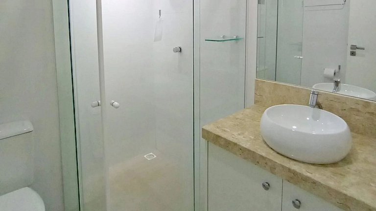 VAR 204B Apto amplo em condomínio com piscina