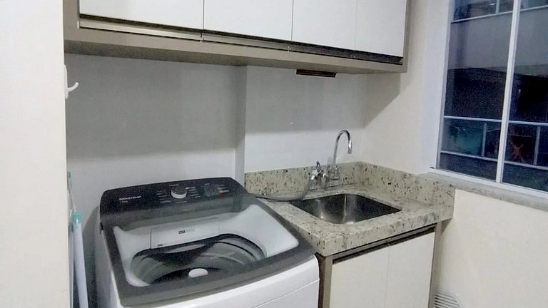 VAR 204B Apto amplo em condomínio com piscina
