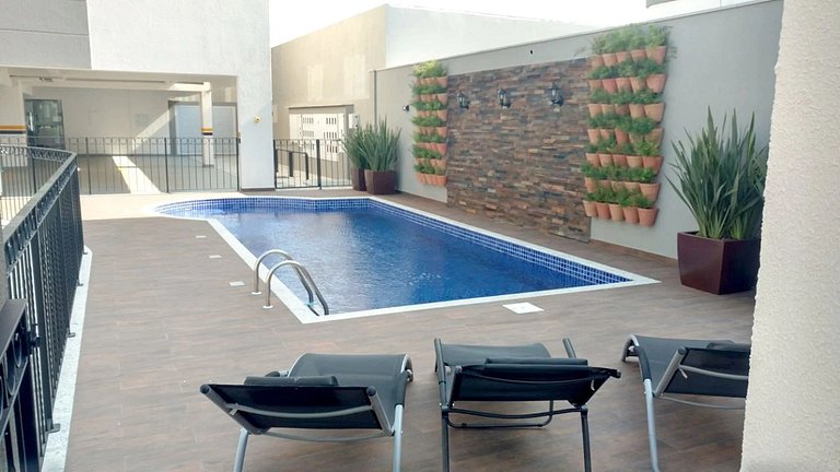 VAR 204B Apto amplo em condomínio com piscina