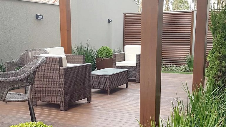 VAR 204B Apto amplo em condomínio com piscina
